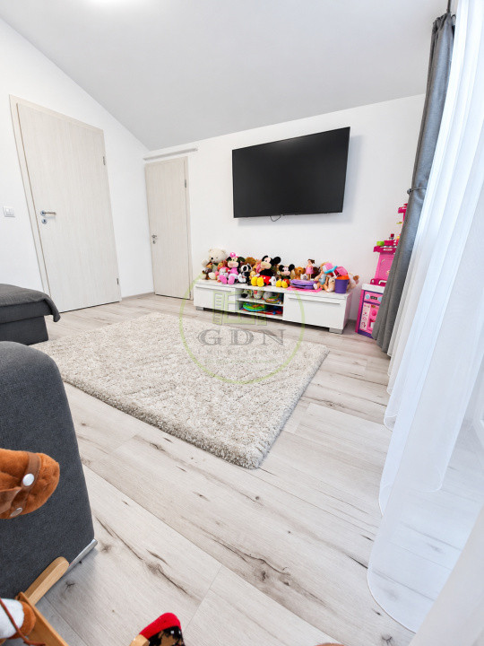 Vând apartament 3 camere Râșnov