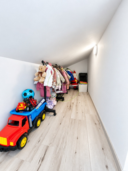 Vând apartament 3 camere Râșnov