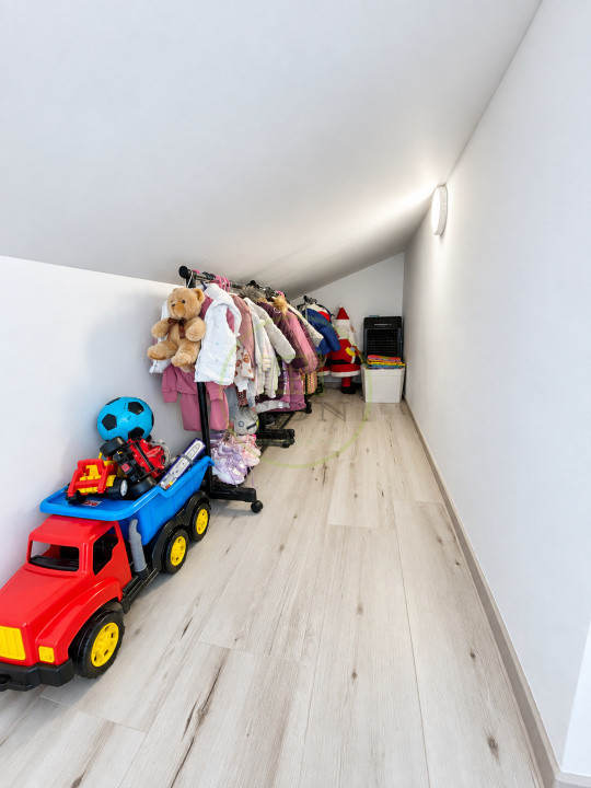 Vând apartament 3 camere Râșnov