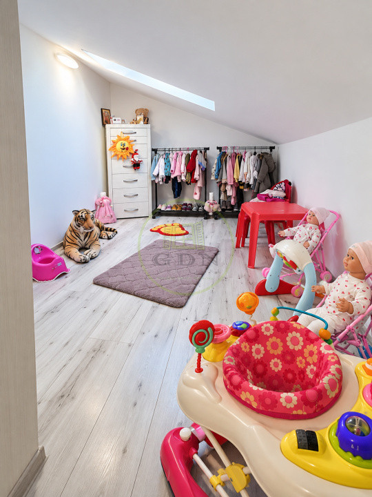 Vând apartament 3 camere Râșnov