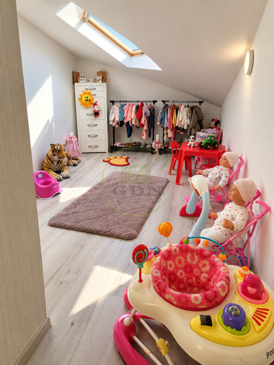Vând apartament 3 camere Râșnov