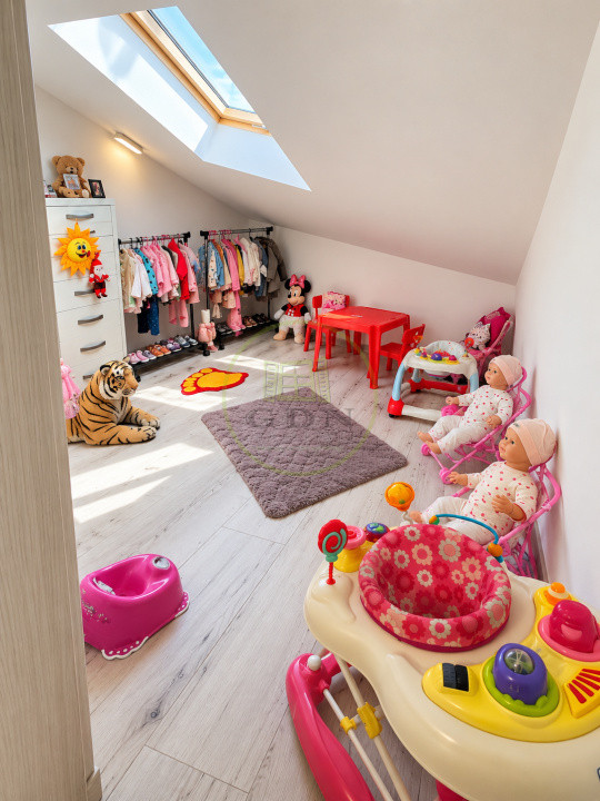 Vând apartament 3 camere Râșnov