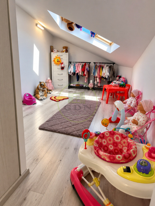 Vând apartament 3 camere Râșnov