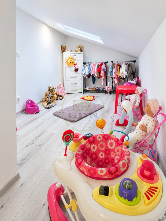 Vând apartament 3 camere Râșnov