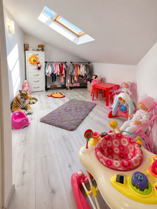 Vând apartament 3 camere Râșnov