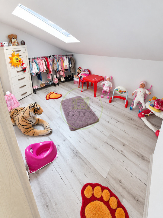 Vând apartament 3 camere Râșnov