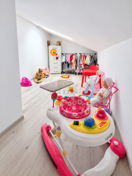 Vând apartament 3 camere Râșnov