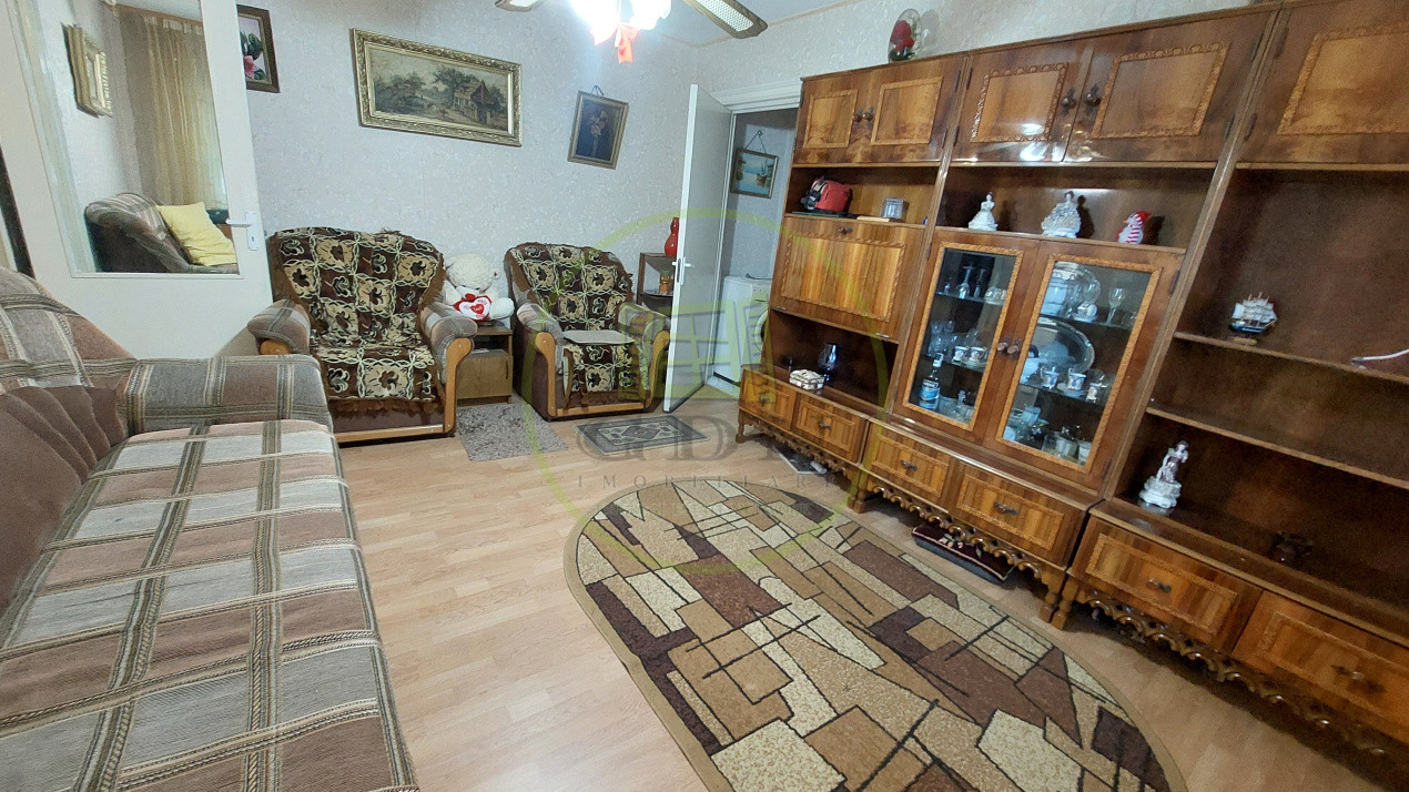 Apartament 2 camere semidecomandat, etajul 3, Craiovita zona Scoala Elena Farago