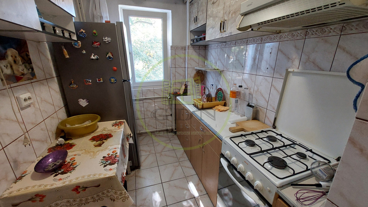 Apartament 2 camere semidecomandat, etajul 3, Craiovita zona Scoala Elena Farago