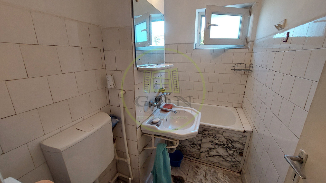 Apartament 2 camere semidecomandat, etajul 3, Craiovita zona Scoala Elena Farago