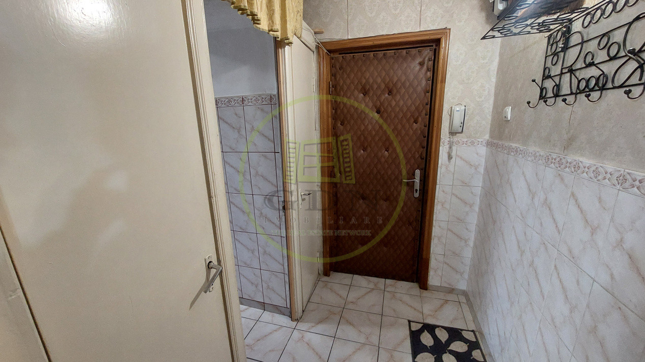 Apartament 2 camere semidecomandat, etajul 3, Craiovita zona Scoala Elena Farago