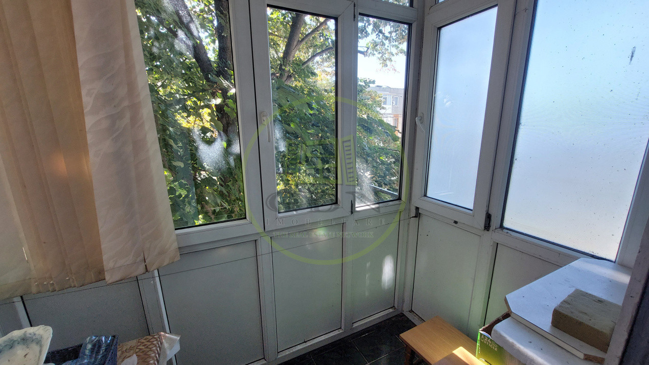 Apartament 2 camere semidecomandat, etajul 3, Craiovita zona Scoala Elena Farago