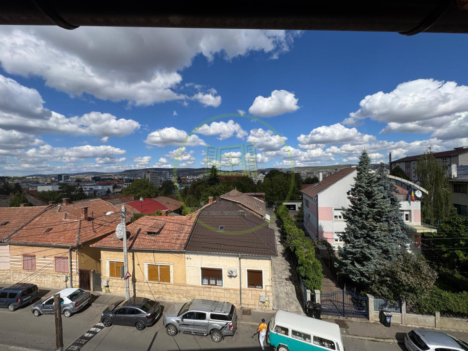 Închiriere casă pentru birouri, + 4 garaje, P-ța Cipariu