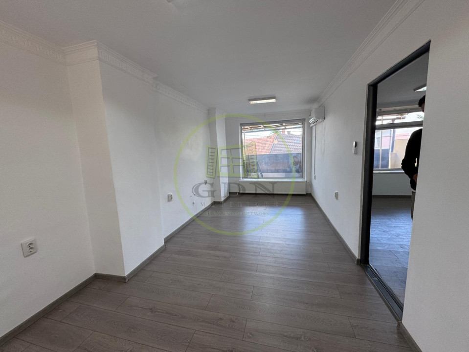 Închiriere casă pentru birouri, + 4 garaje, P-ța Cipariu