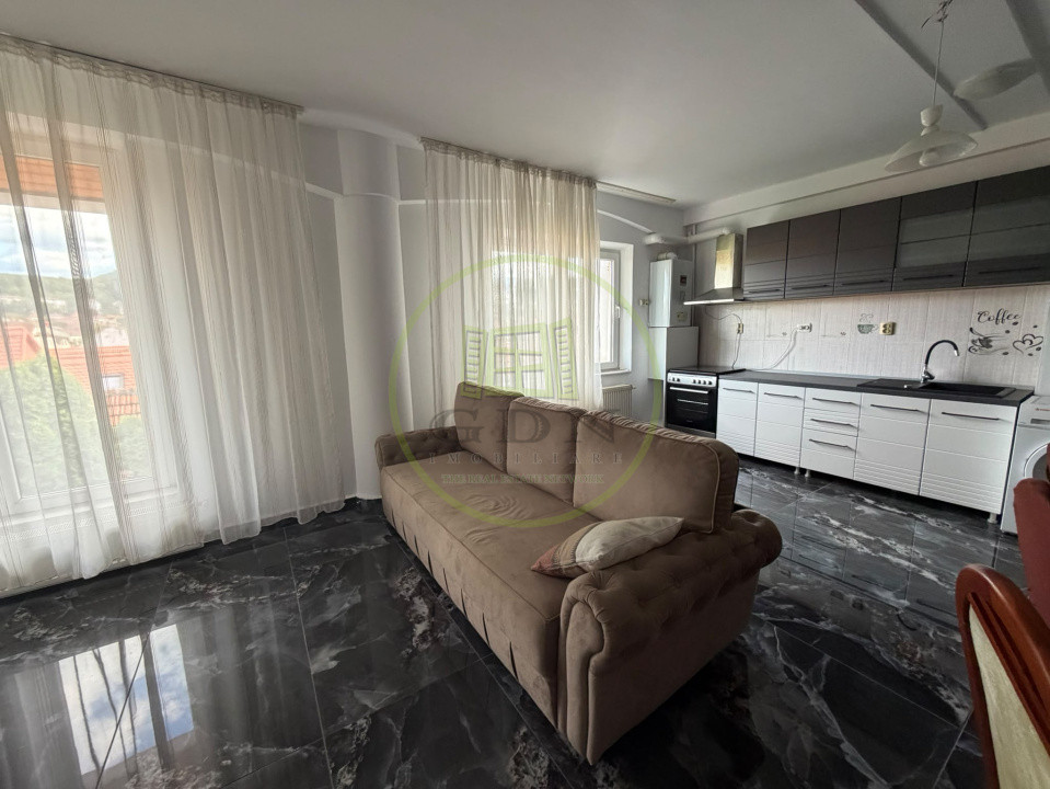 🏡 Apartament 4 camere de închiriat – Strada De Mijloc, Centrul Istoric