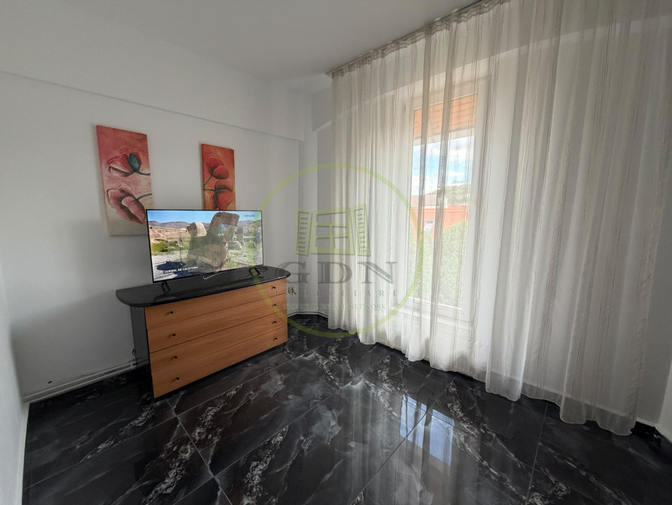🏡 Apartament 4 camere de închiriat – Strada De Mijloc, Centrul Istoric