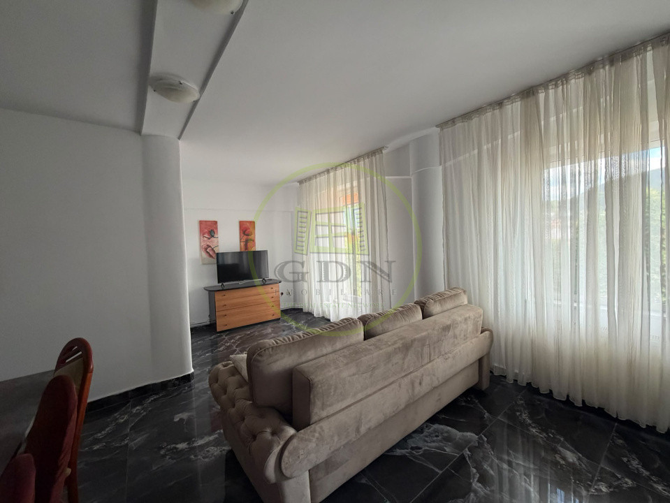 🏡 Apartament 4 camere de închiriat – Strada De Mijloc, Centrul Istoric