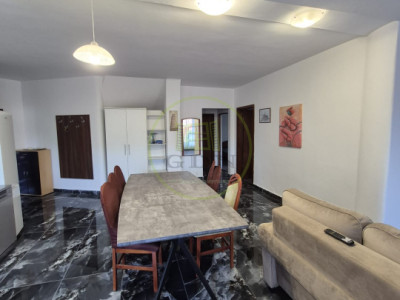 🏡 Apartament 4 camere de închiriat – Strada De Mijloc, Centrul Istoric