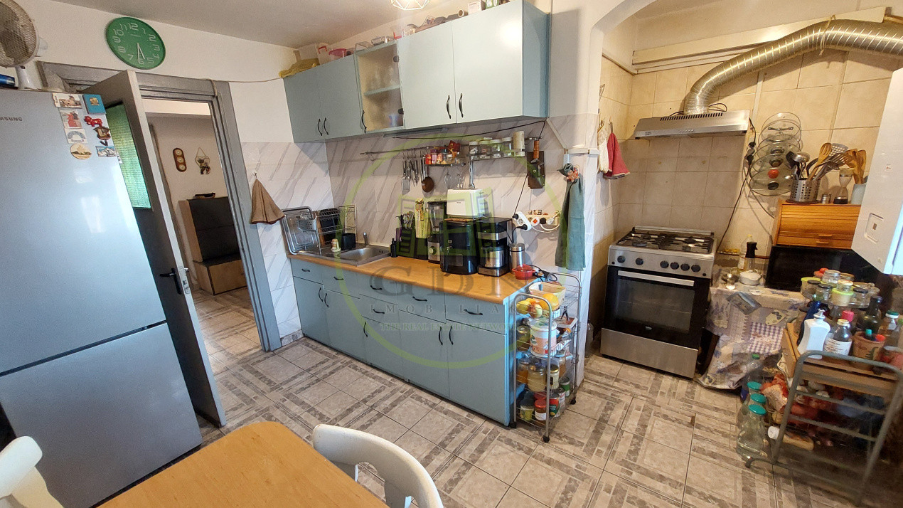 Apartament 3 camere, decomandat, 74 mp, Cartier Sarari zona Rompetrol