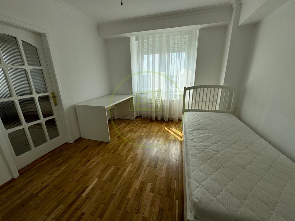 Apart. 4 camere, mobilat și utilat, central, Bloc Stea cu vedere spre Primărie 