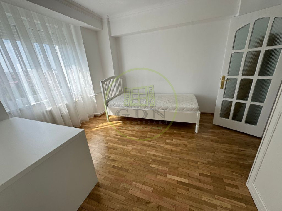 Apart. 4 camere, mobilat și utilat, central, Bloc Stea cu vedere spre Primărie 