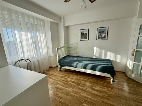 Apart. 4 camere, mobilat și utilat, central, Bloc Stea cu vedere spre Primărie 