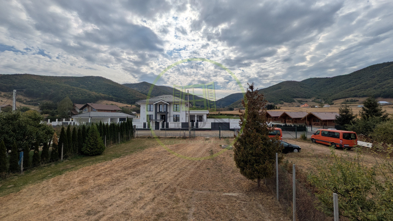GURA RÂULUI | CASĂ PE 3.046 MP, CU O PRIVELIȘTE DIFERITĂ LA FIECARE FEREASTRĂ