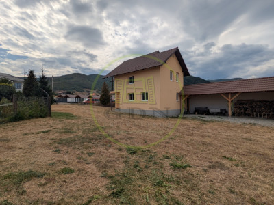 GURA RÂULUI | CASĂ PE 3.046 MP, CU O PRIVELIȘTE DIFERITĂ LA FIECARE FEREASTRĂ
