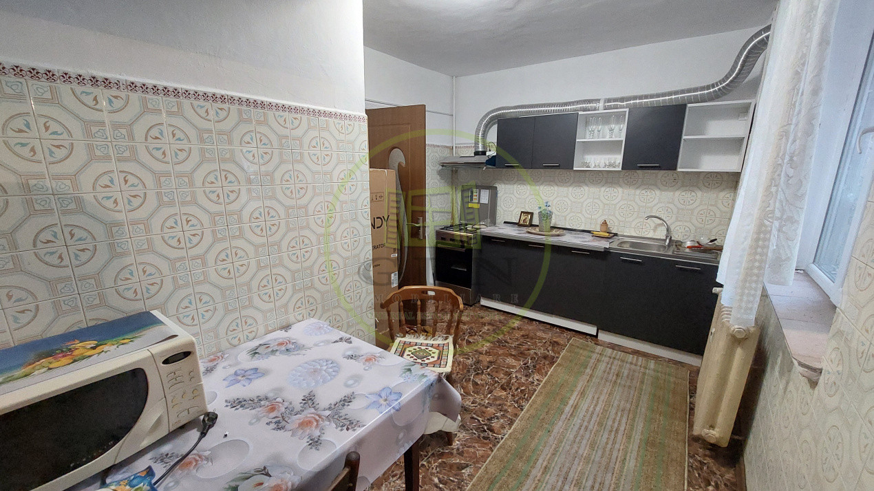 Apartament 3 camere, etajul 2, Cartier Garii, zona Piata