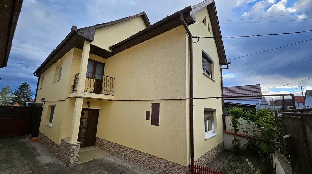 Casă de vânzare în Sibiu, zona Turnișor – 5 camere, pivniță, garaj și teren 