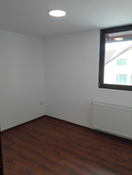 Inchiriez Apartament, 4 camere, Decomandat, Destiant Spatiu Birouri