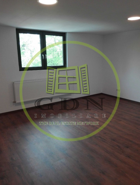 Inchiriez Apartament, 4 camere, Decomandat, Destiant Spatiu Birouri