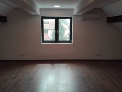 Inchiriez Apartament, 4 camere, Decomandat, Destiant Spatiu Birouri