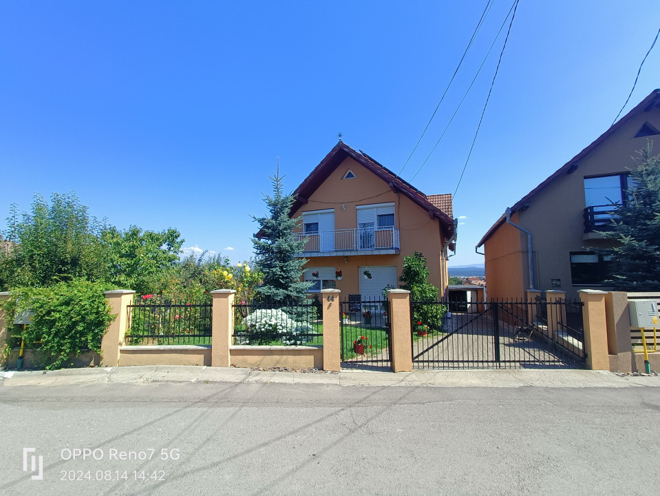 Casă cu etaj de vânzare în Reghin