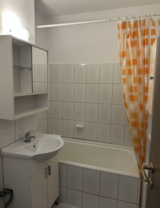 Inchiriez Apartament 3 camere, Decomandat, 56 mp utili