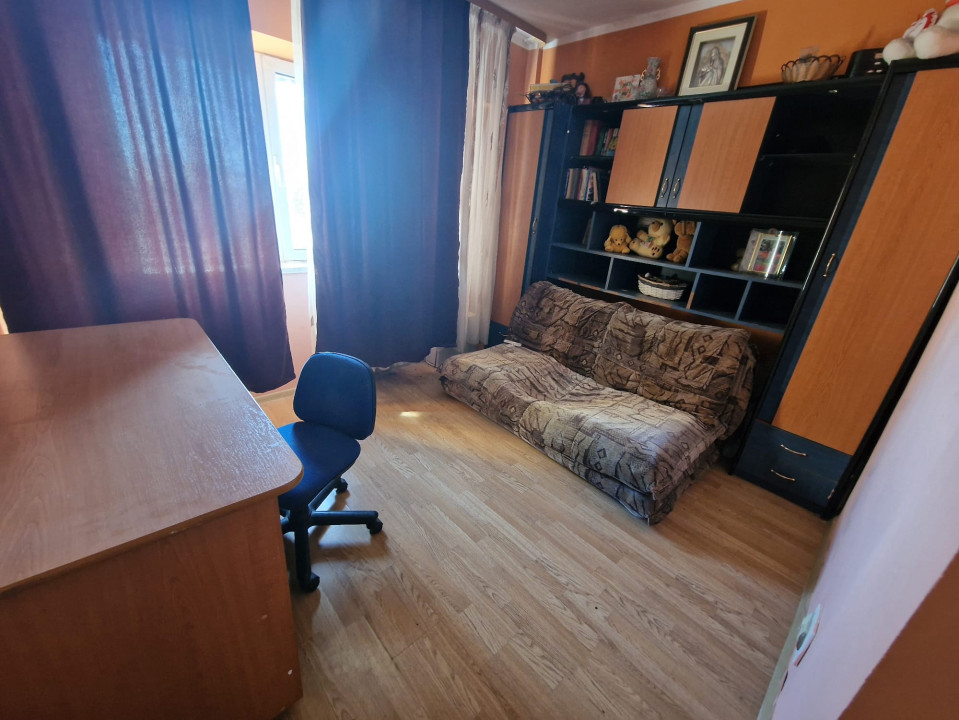 Apartament 3 camere, 70mp, cartier Sarari, zona Piata din Valea Rosie