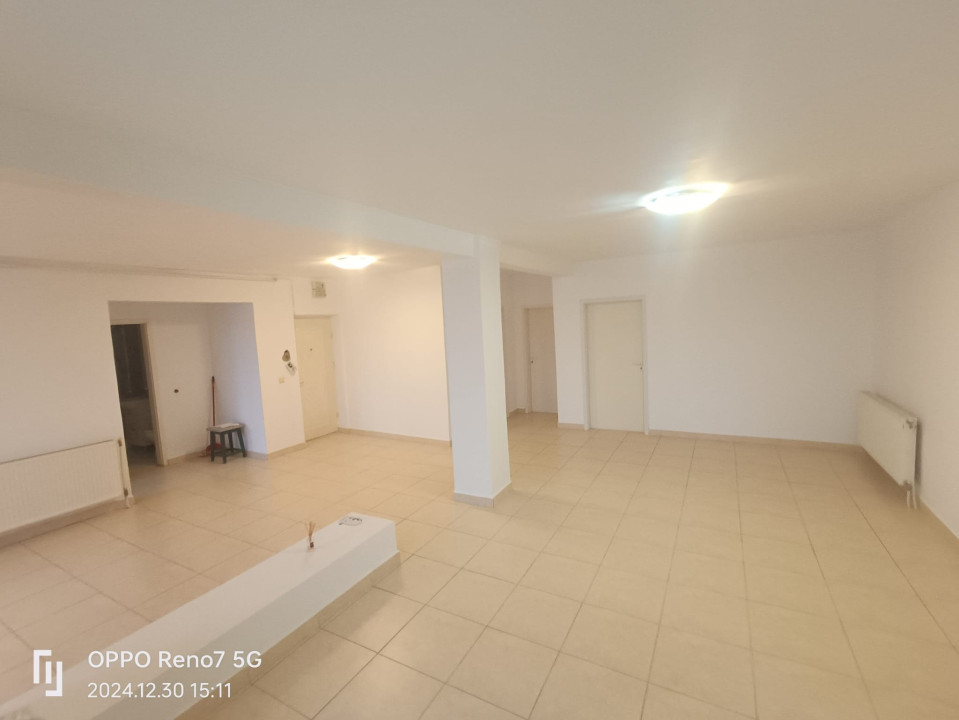 Apartament de vanzare 4 camere - living şi 3 dormitoare