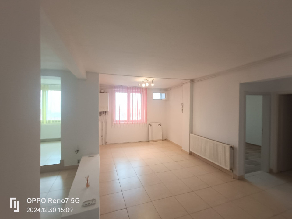 Apartament de vanzare 4 camere - living şi 3 dormitoare