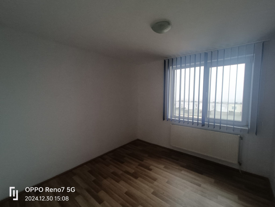 Apartament de vanzare 4 camere - living şi 3 dormitoare