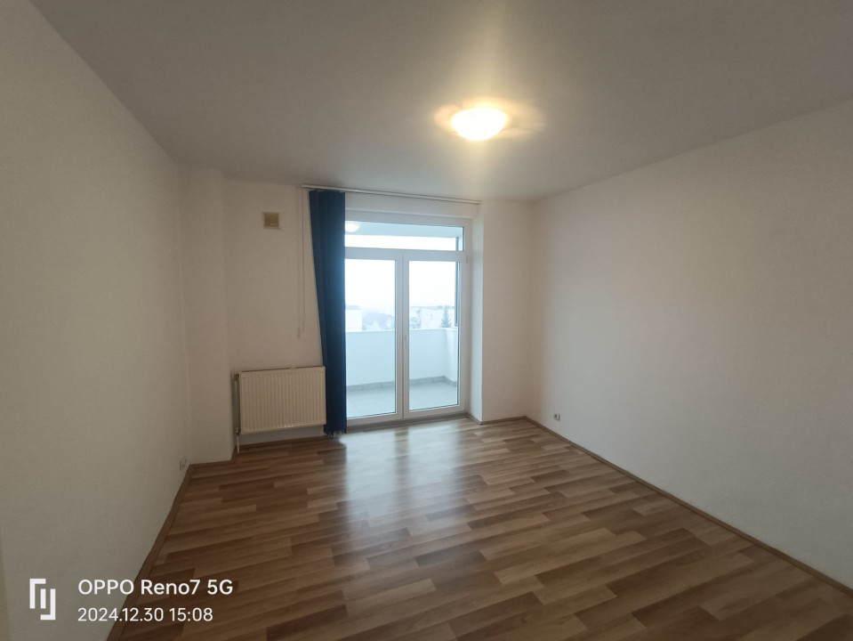 Apartament de vanzare 4 camere - living şi 3 dormitoare