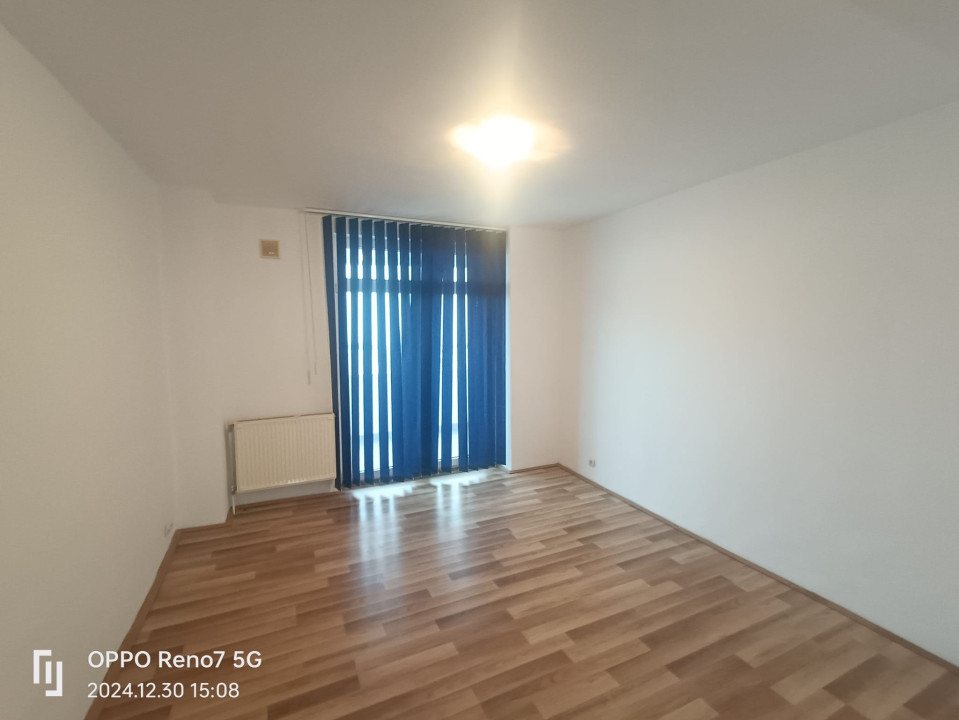 Apartament de vanzare 4 camere - living şi 3 dormitoare