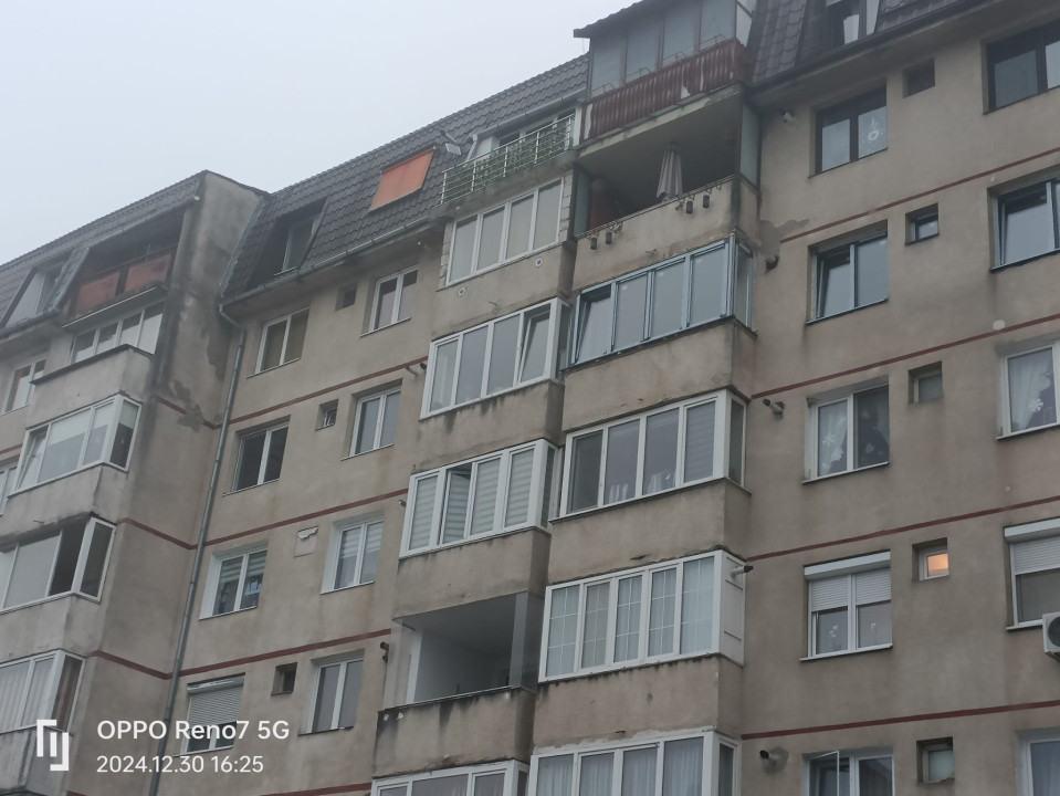 Apartament de vanzare 4 camere - living şi 3 dormitoare