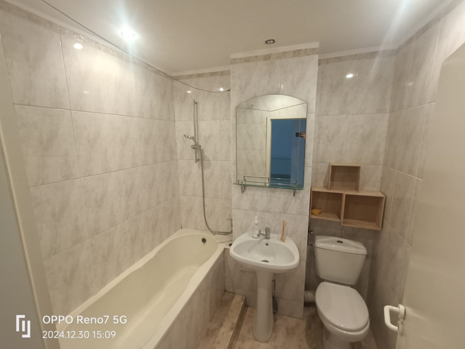 Apartament de vanzare 4 camere - living şi 3 dormitoare