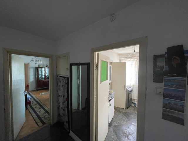 Apartament cu 2 camere semidecomandat 2/4 în cartierul Sărari