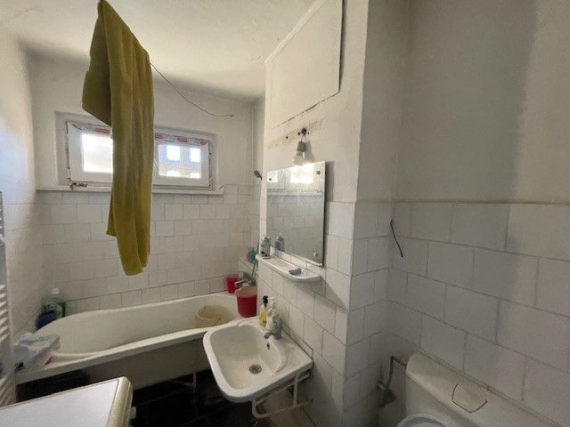 Apartament cu 2 camere semidecomandat 2/4 în cartierul Sărari