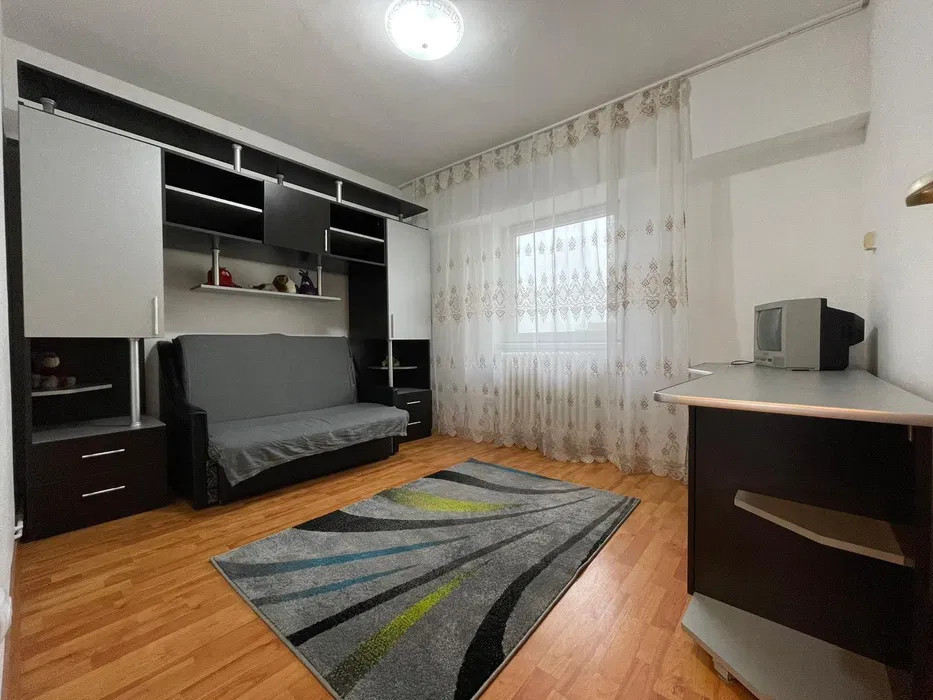 Închiriez apartament 3 camere, zona Turnișor